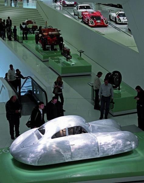 Der Typ 64 ist das Auftaktexponat in der Ausstellung des Porsche-Museums. 